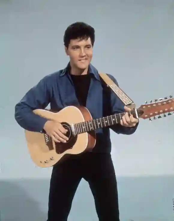 Elvis Presley mit einer Gitarre ca. 1955