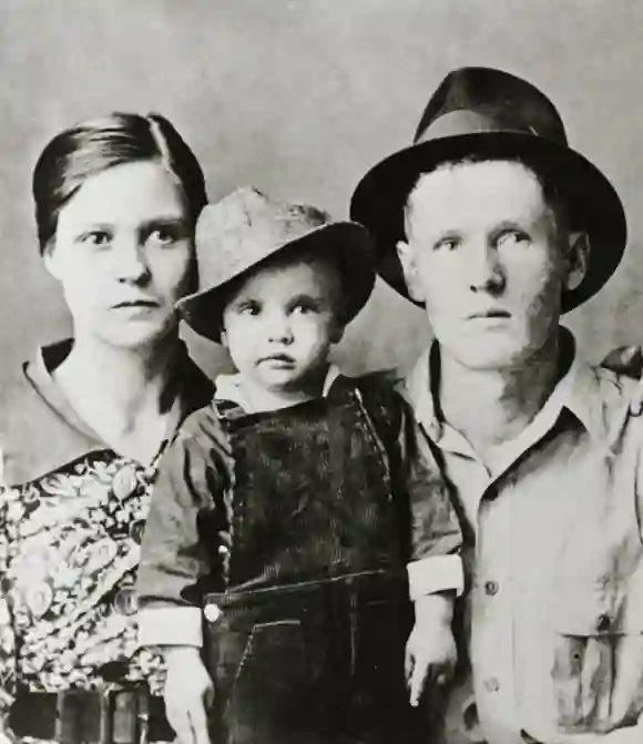 Der kleine Elvis Presley mit seinen Eltern Vernon und Gladys circa 1938