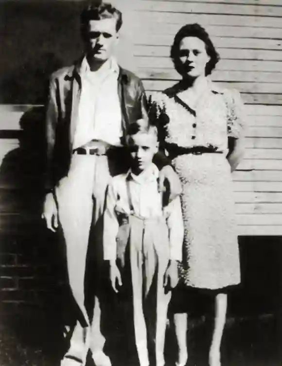 Der junge Elvis Presley mit seinen Eltern Vernon und Gladys vor deren Zuhause in upelo, Mississippi circa 1945