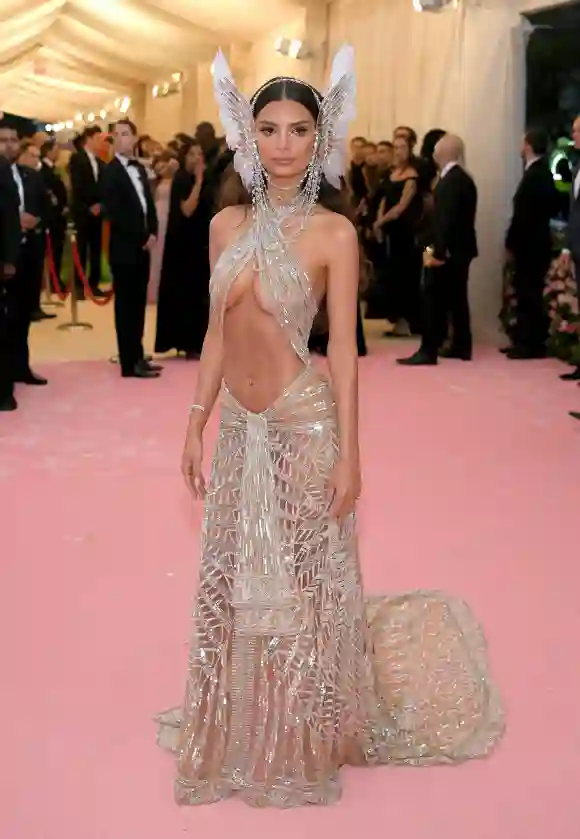 Emily Ratajkowski nimmt am Met Gala Celebrating Camp 2019 teil: Anmerkungen zur Mode im Metropolitan Museum of Art am 6. Mai 2019 in New York City