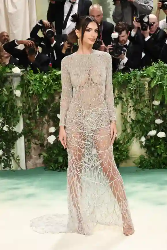 Emily Ratajkowski hüllenlos auf der Met Gala 2024