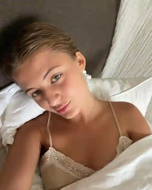 Emma Schweiger Selfie im Bett auf Instagram