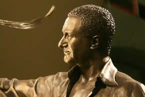Bronzefarbene Dodi Al-Fayed-Statue in London