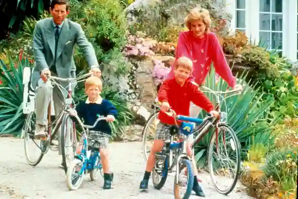 Prinz Charles, Prinz Harry, Prinz William und Prinzessin Diana bei einem Fahrradausflug
