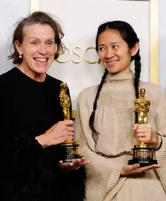 Frances McDormand und Chloe Zhao bei den Oscars 2021