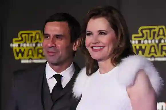 Geena Davis und Reza Jarrahy auf der „Star Wars: The Force Awakens“-Premiere 2015