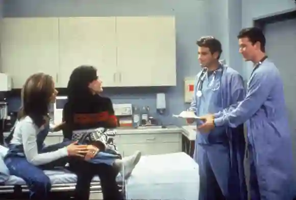 Jennifer Aniston, Courteney Cox, George Clooney und Noah Wyle in „Friends“