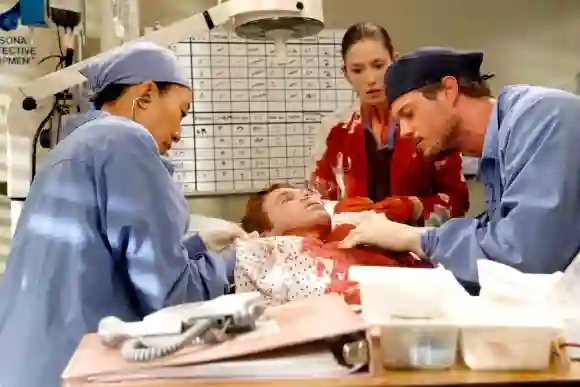 „Cristina Yang“, „Lexie Grey“ und „Mark Sloan“ in operieren „Greys Anatomy“