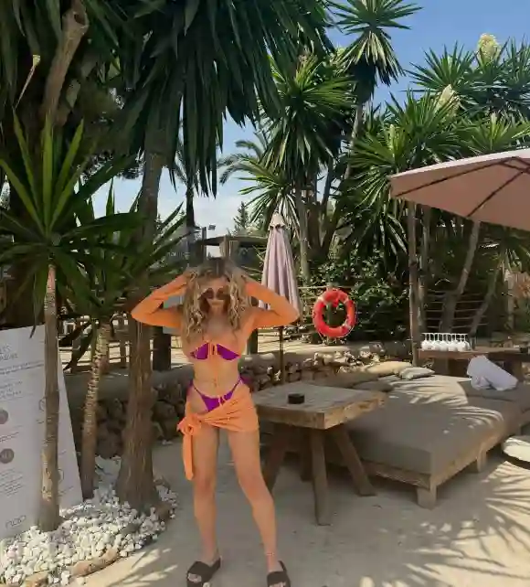 Hanni aus "Love is Blind" sexy im Bikini