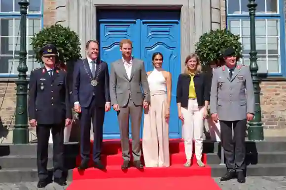 Prinz Harry und Herzogin Meghan posieren mit Düsseldorfs Bürgermeister und anderen wichtigen Personen der Stadt