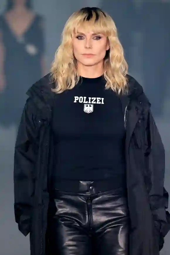 Heidi Klum lief bei der Paris Fashion Week für Vetements über den Catwalk. Das Topmodel überrascht mit einem Longbob und Pony.