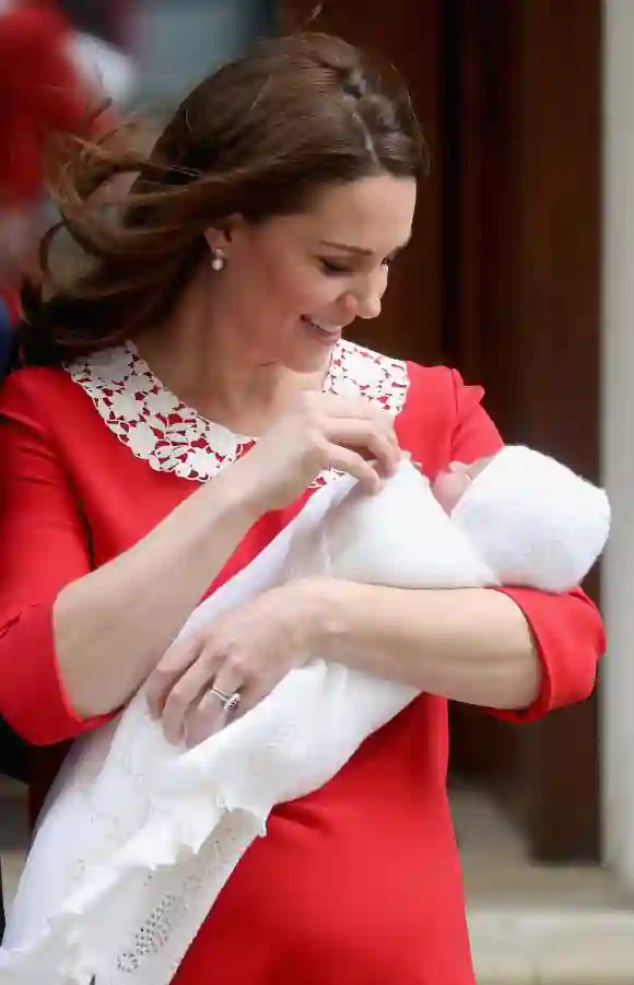 Herzogin Kate mit dem neugeborenen Prinz Louis vor dem St. Mary's Krankenhaus in London