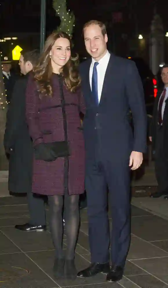 Herzogin Kate in einem Mantel von Seraphine mit Prinz William 2014