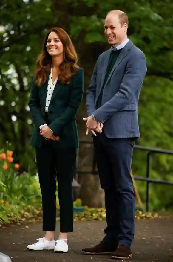 Herzogin Kate und Prinz William im Starbank Park im Gespräch über die Wohltätigkeitsorganisation Fields in Trust in Edinburgh am 27. Mai 2021