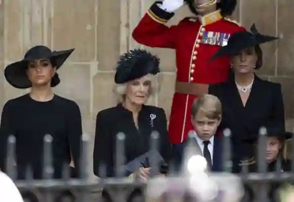 Herzogin Meghan, Königin Camilla, Prinz George, Herzogin Kate, Prinzessin Charlotte