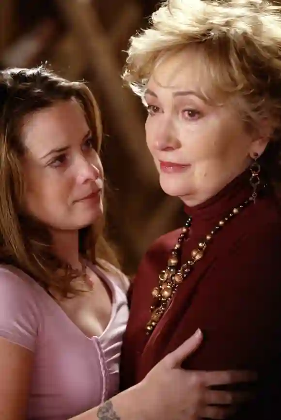 Holly Marie Combs und Jennifer Rhodes in „Charmed“