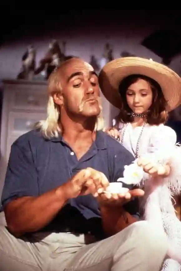 Hulk Hogan und Madeline Zima in Mr. Babysitter