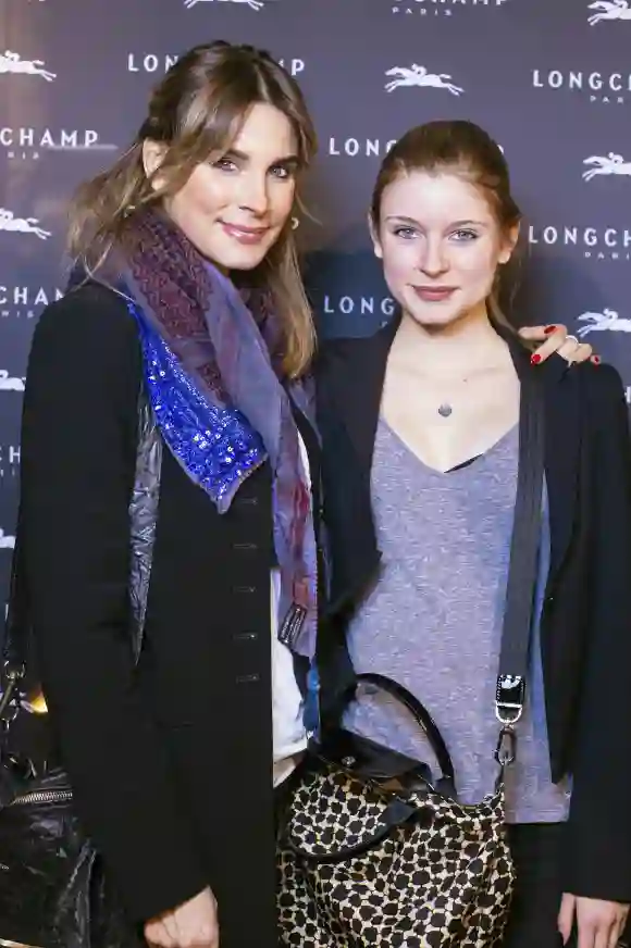 Claudelle Deckert und Tochter Romy zusammen auf einem Red Carpet 2015