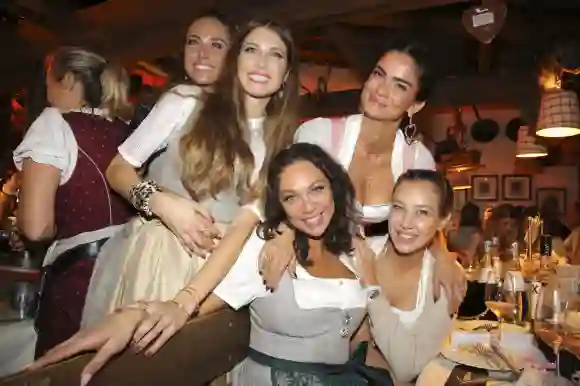 Franca Lehfeldt, Cathy Hummels, Lilly Becker, Shermine Shahrivar und Alessandra Meyer-Wölden beim Cathy Hummels Wiesn Bu