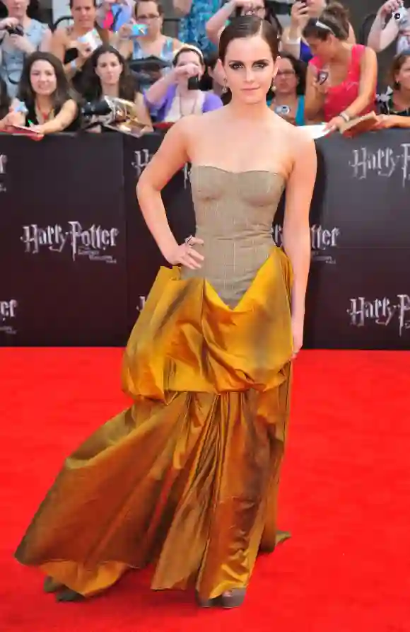 Emma Watson (in einem Kleid von Bottega Veneta) bei der Ankunft zur Nordamerika-Premiere von Harry Potter und die Heiligtümer des Todes - Teil 2 in der Avery Fisher Hall im Lincoln Center, New York, NY, 11. Juli 2011. Foto: Gregorio T. Binuya/Everett Collection (Gregorio T.