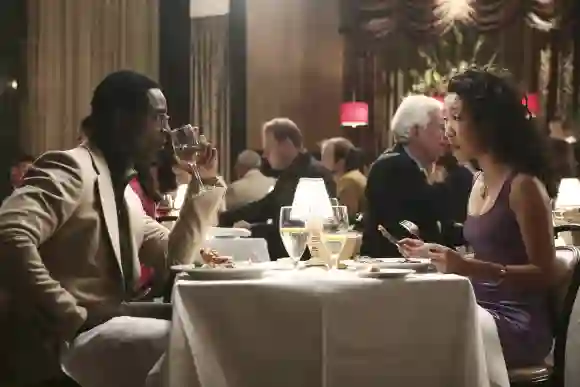 „Preston Burke“ und „Cristina Yang“ essen abends zusammen im Restaurant in „Grey's Anatomy“