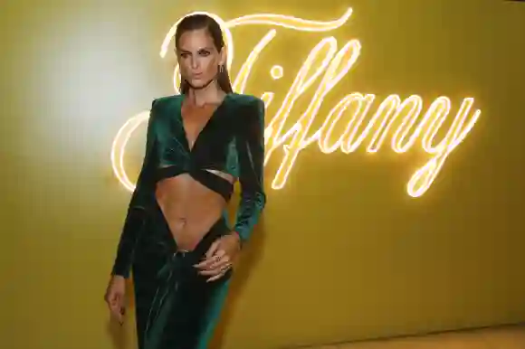 Izabel Goulart in einem dunkelgrünen Samtkleid mit vielen Cutouts