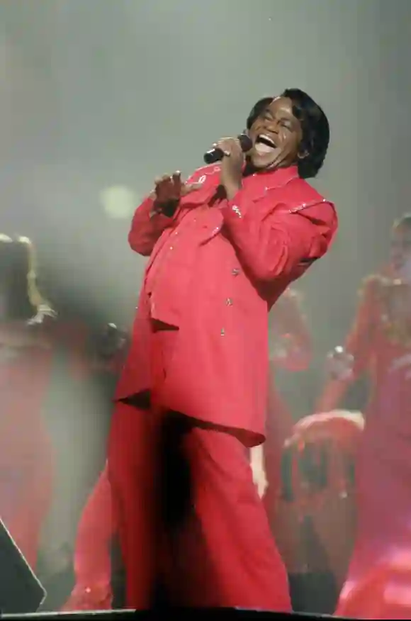 James Brown tritt während der Halbzeitshow des Super Bowl XXXI zwischen den New England Patriots und den Green Bay Packers in New Orleans, Louisiana, auf.