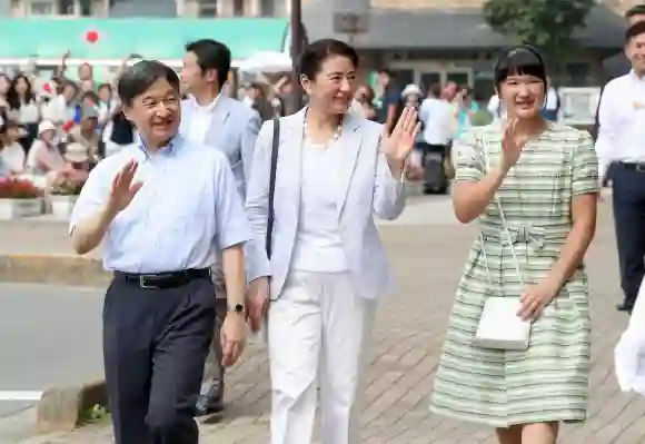 Der japanische Kaiser Naruhito, Kaiserin Masako und ihre Tochter Prinzessin Aiko winken der Menge zu, nachdem sie in Ostjapan angekommen sind, 19. August 2019.