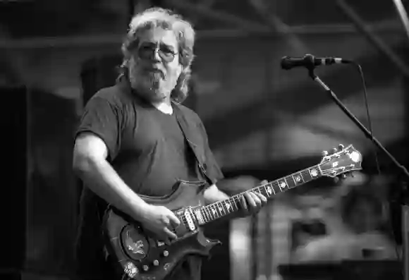 Jerry Garcia von The Grateful Dead spielt in East Rut am 12. Juli 1987