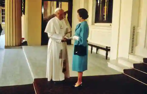 Königin Elisabeth II. und Papst Johannes Paul II. trafen sich im Jahr 1982