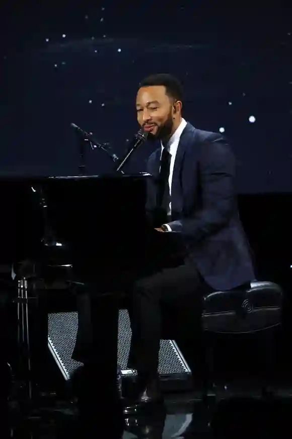 John Legend tritt auf der Bühne während des 28. Jahresdinners der Alliance For Children's Rights zu Ehren von Karey Burke und Susan Saltz am 5. März 2020 auf.