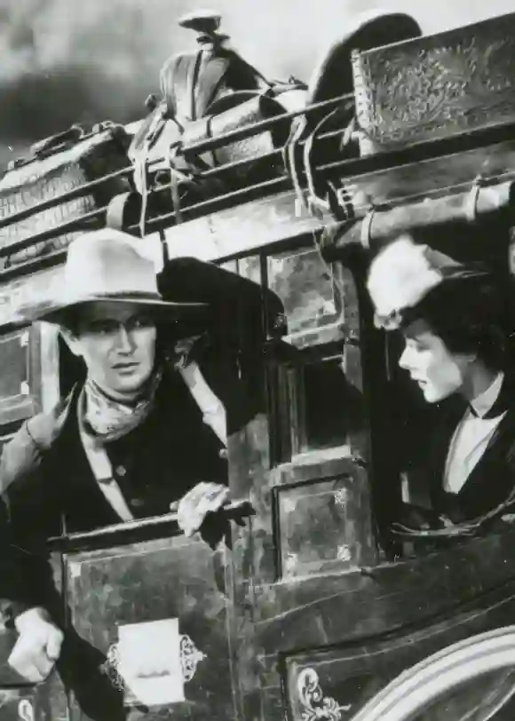 Der Schauspieler John Wayne und die Schauspielerin Louise Platt in dem Film „Stagecoach“
