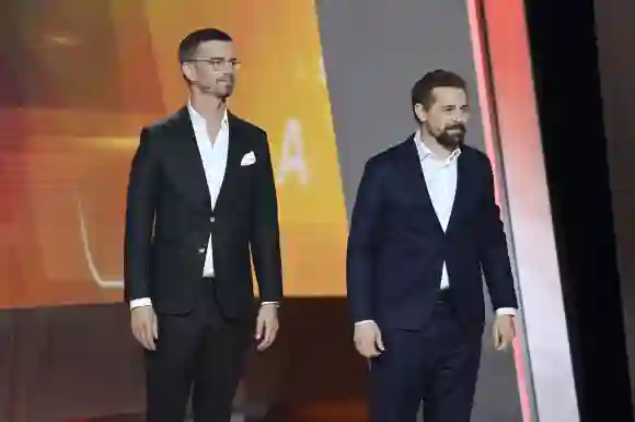 Joko Winterscheidt und Klaas Heufer-Umlauf bei „Wetten, dass ...?“ im Jahr 2021