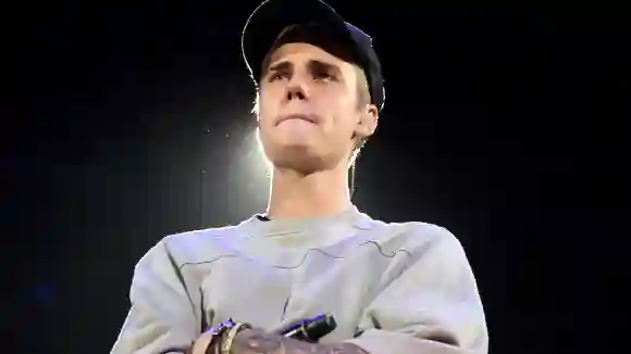 Justin Bieber steht im November 2015 mit verschränkten Armen auf der Bühne.