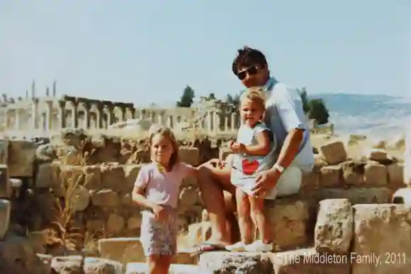 Kate Middleton poste als Kind mit ihrem Vater Michael und ihrer Schwester Pippa vor den Ruinen in Gerasa