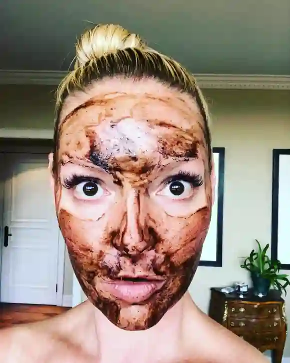 Katherine Heigl in der Maske Instagram