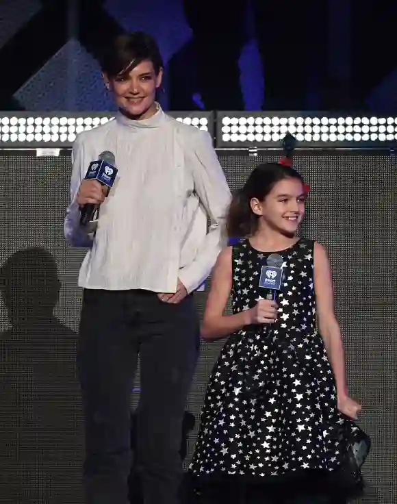 Katie Holmes und Suri Cruise kündigen Taylor Swift bei iHeartRadio Jingle Ball an