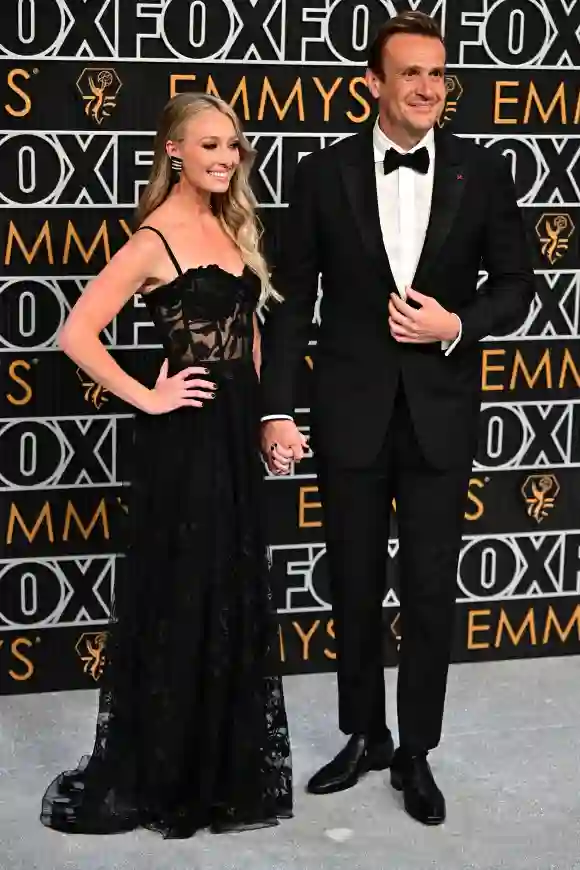 Kayla Radomski und Jason Segel bei den Emmys 2024