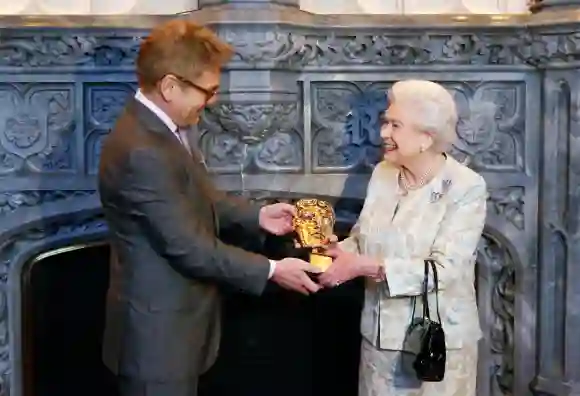 Königin Elisabeth II. erhält am 4. April 2013 vo Schauspieler und Regisseur Kenneth Branagh den Ehrenpreis des British Academy Film Awards