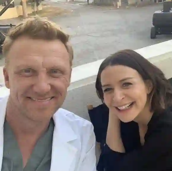 Kevin McKidd und Caterina Scorsone machen ein Selfie hinter den Kulissen von „Greys Anatomy“