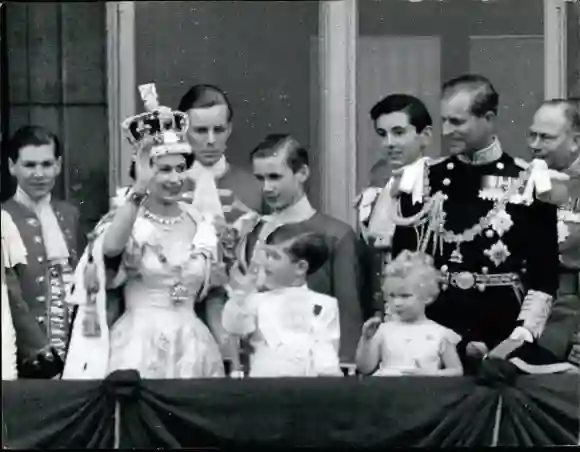 Krönung von Königin Elisabeth II im Jahr 1953 mit König Philip und den Kindern Prinz Charles und Prinzessin Anne. Sie winken vom Balkon des Buckingham Palast in London.