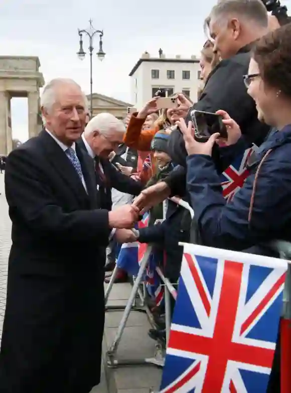 König Charles III. spricht mit Fans vor dem Brandenburger Tor