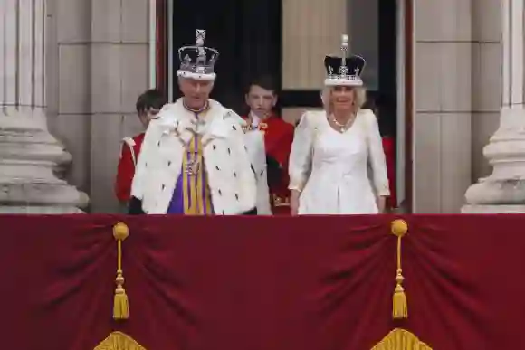 König Charles und Königin Camilla auf dem Balkon des Buckingham Palace' nach ihrer Krönung 2023