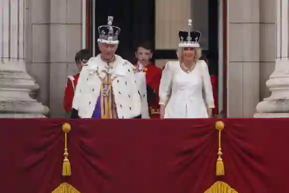 König Charles und Königin Camilla auf dem Balkon des Buckingham Palace nach ihrer Krönung 2023