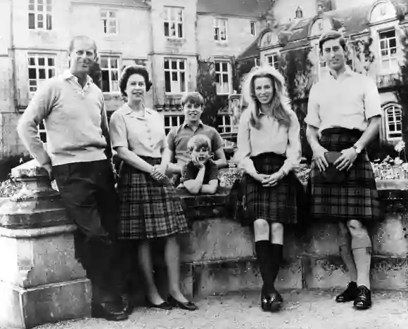 Königin Elisabeth II. mit Prinz Philip und ihren Kindern Prinz Charles Prinzessin Anne Prinz Edward Prinz Andrew