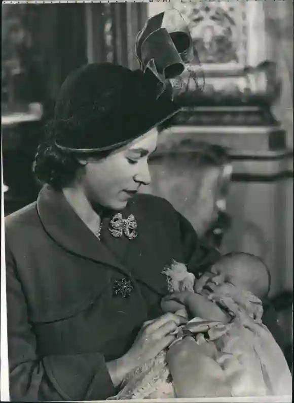 Königin Elisabeth II. und Prinz Charles 1948 bei seiner Taufe