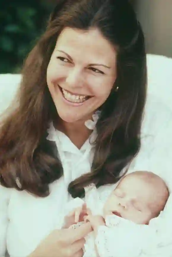 Königin Silvia von Schweden mit Prinzessin Victoria im Jahr 1977