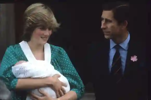 Lady Diana und Prinz Charles verlassen nach der Geburt von Prinz William 1982 das Krankenhaus
