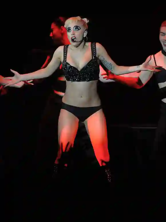 Lady Gaga in Unterwäsche auf der Bühne