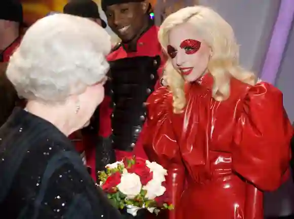 Königin Elisabeth II. trifft die amerikanische Sängerin Lady Gaga nach der Royal Variety Performance am 7. Dezember 2009